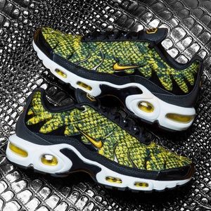 women's snakeskin nike outfit